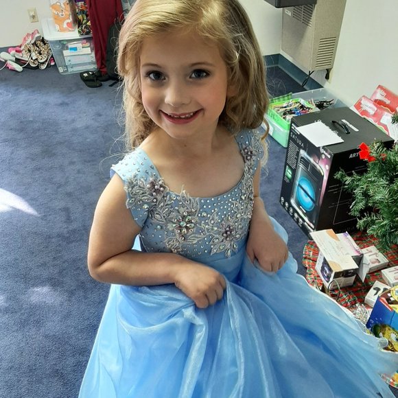 Pageant gown size 8/10 - Picture 3 of 3